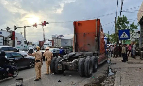 Hải Phòng: 7 xe máy bị đầu kéo húc văng, 6 người bị thương